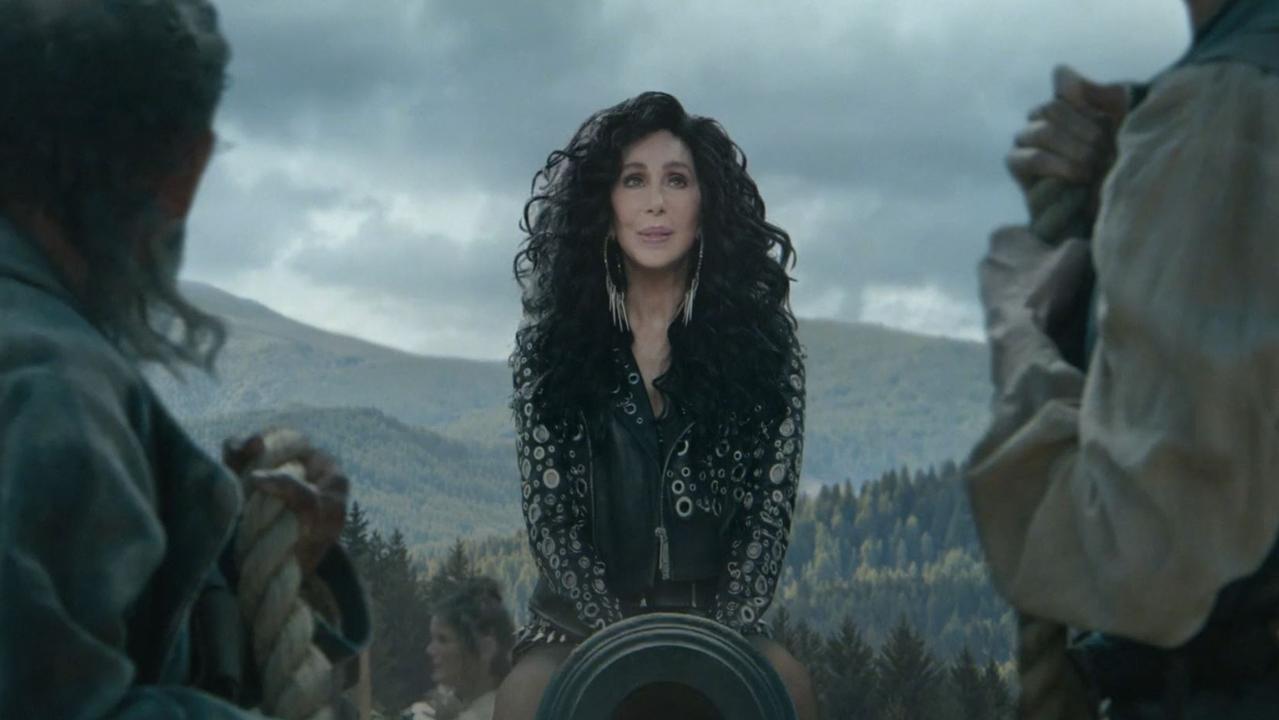 Cher arrives in the wrong “eighties” straddling a canon.