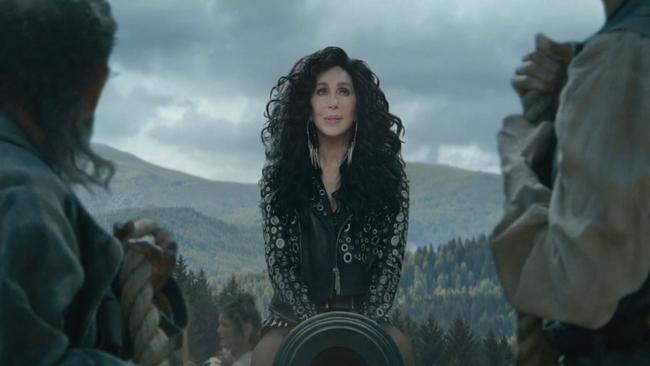 Cher arrives in the wrong “eighties” straddling a canon.