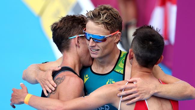 Matthew Hauser (C) of Team Australia celebrates with Hayden Wilde (L) of Team New Zealand and Alex Yee