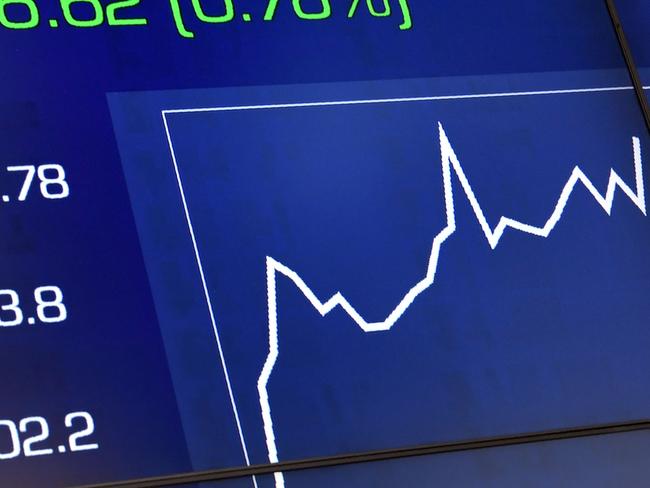 A board at the Australian Securities Exchamge (ASX) in Sydney on November 7, 2017, shows the Australian sharemarket breaking through above 6,000 for the first time since the financial crisis, pushing past a psychological barrier amid optimism about the global economy. The benchmark S&P/ASX 200 briefly passed 6,000 in trading in Sydney in mid-day trade, after failing to pass that level after several attempts in recent years. / AFP PHOTO / WILLIAM WEST