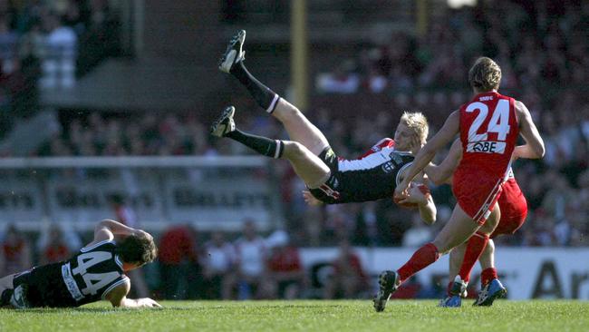 06/06/2004. Nick Riewoldt takes a flying mark during Sydney Swans v St (Saint) Kilda AFL game at the SCG. Football.