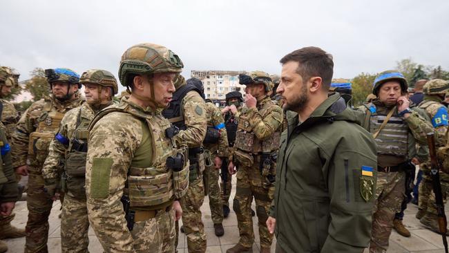 Ukrainian President Volodymyr Zelensky (R) talking with servicemen during his visit to the de-occupied city of Izyum, Kharkiv region on September 14, 2022. Picture: Ukrainian presidential press-service / AFP