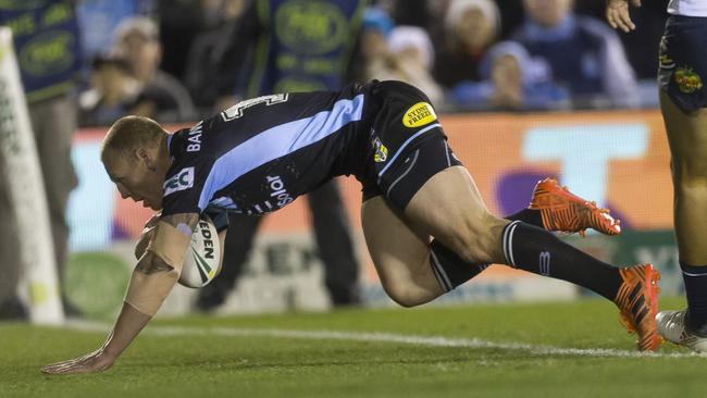 Veteran Luke Lewis crosses over for the Sharks. (AAP Image/Craig Golding)