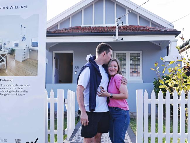 WEEKEND TELEGRAPH - 27.4.24MUST CHECK WITH PIC EDITOR BEOFRE USE - Auction at 88 River St, Earlwood. Winning bidders Tom Freehand and wife Julia Malley pictured. Picture: Sam Ruttyn