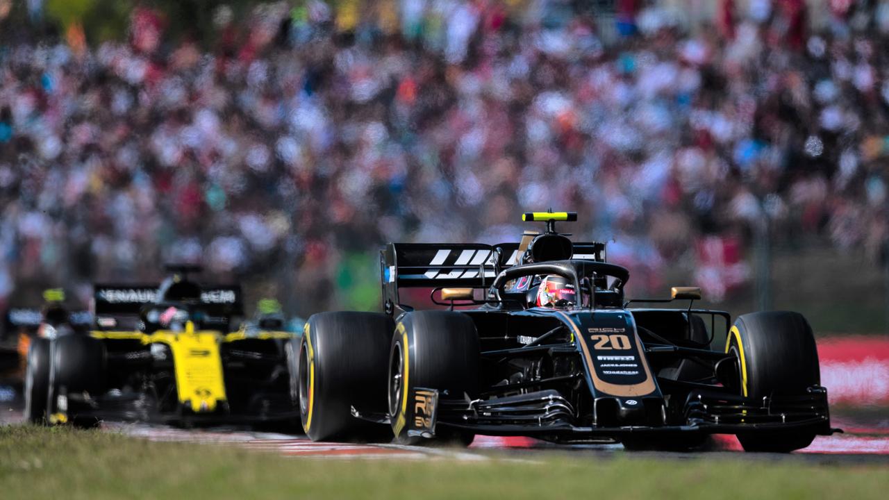 Ricciardo hounds Magnussen at the Hungaroring.