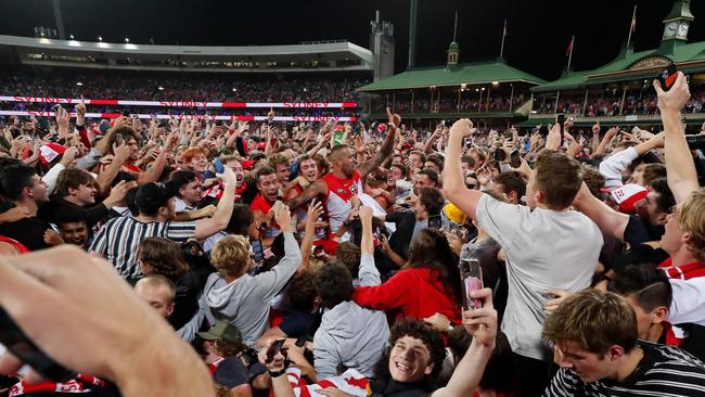 Footy fans engulfed Buddy. (Photo by Michael Willson/AFL Photos via Getty Images)