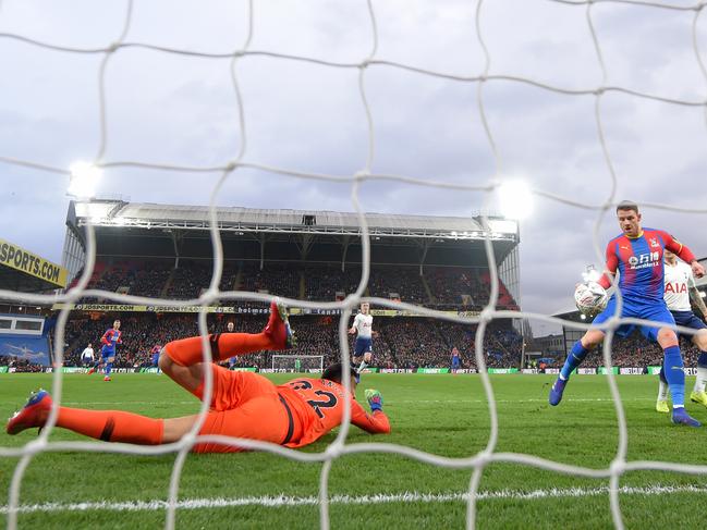 LONDON, ENGLAND - JANUARY 27:  Connor Wickham of Crystal Palace scores his team's first goal past Paulo Gazzaniga of Tottenham Hotspur during the FA Cup Fourth Round match between Crystal Palace and Tottenham Hotspur at Selhurst Park on January 27, 2019 in London, United Kingdom.  (Photo by Mike Hewitt/Getty Images)