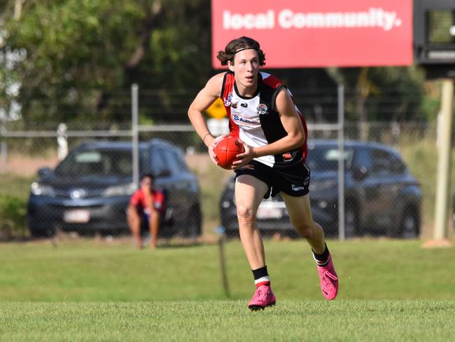 A familiar sight at Southern Districts. Jaeden Watts with football in hand looking upfield for a teammate. Picture: Tymunna Clements / AFLNT Media