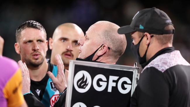 Hinkley addressing his chargers during last year’s preliminary final. Picture: Sarah Reed/AFL Photos