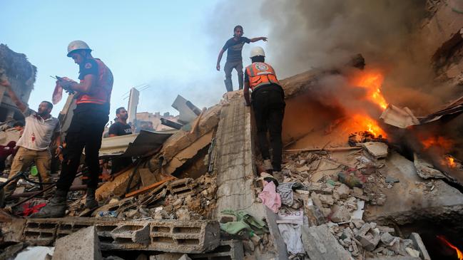 People search through buildings that were destroyed during Israeli air raids in the southern Gaza Strip November 4 2023 in Khan Yunis, Gaza. Picture: Ahmad Hasaballah/Getty Images