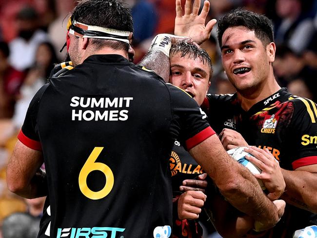 BRISBANE, AUSTRALIA - APRIL 29: Cortez Ratima of the Chiefs is congratulated by team mates after scoring a try during the round 11 Super Rugby Pacific match between the Queensland Reds and the Chiefs at Suncorp Stadium on April 29, 2022 in Brisbane, Australia. (Photo by Bradley Kanaris/Getty Images)