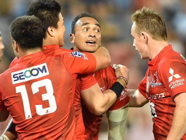 Sunwolves' Semisi Masirewa (2nd R) celebrates scoring a try with his teamates during the Super Rugby match between Australia's Waratahs and Japan's Sunwolves in Newcastle on March 29, 2019. (Photo by PETER PARKS / AFP) / -- IMAGE RESTRICTED TO EDITORIAL USE - STRICTLY NO COMMERCIAL USE --