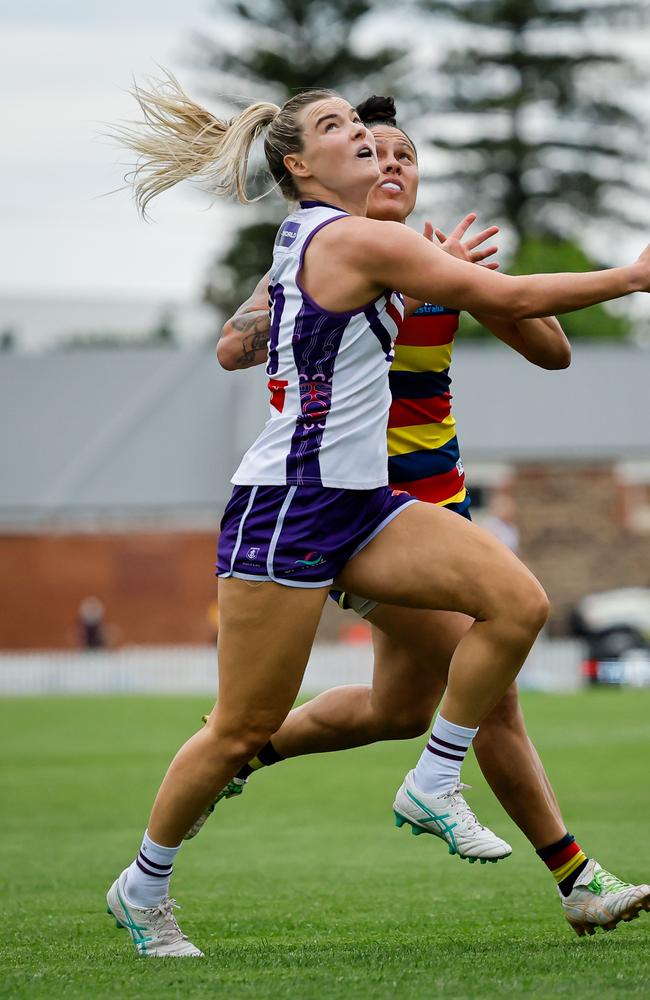 Hayley Miller of the Dockers and Stevie-Lee Thompson of the Crows compete during the semi-final. Picture: Dylan Burns/AFL Photos via Getty Images.