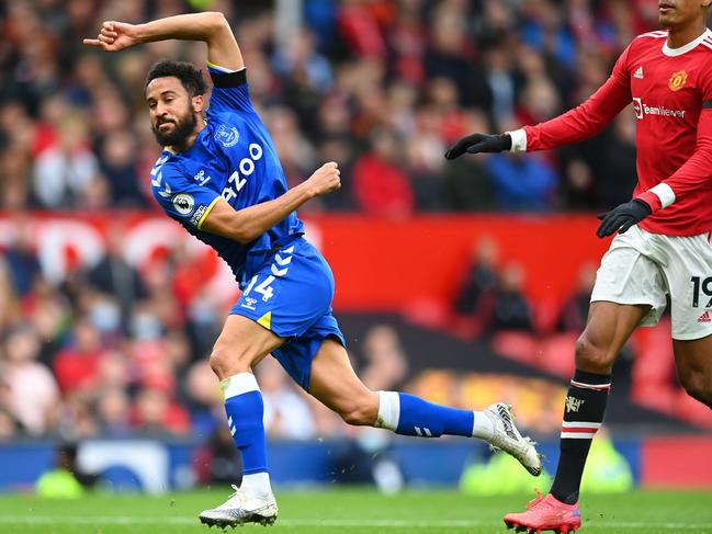 MANCHESTER, ENGLAND - OCTOBER 02: Andros Townsend of Everton celebrates after scoring their team's first goal during the Premier League match between Manchester United and Everton at Old Trafford on October 02, 2021 in Manchester, England. (Photo by Clive Mason/Getty Images)