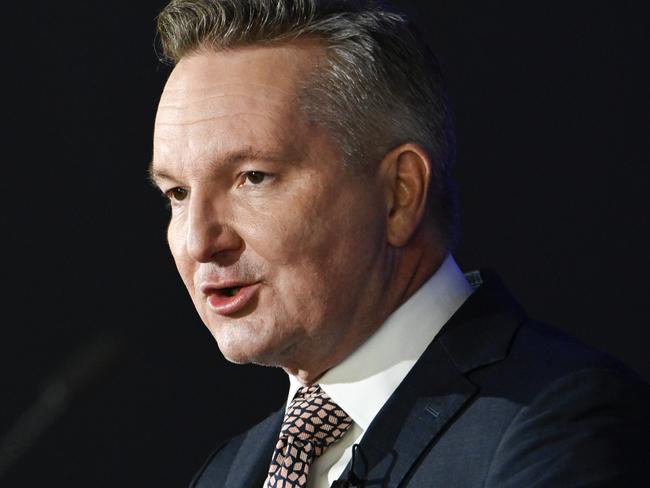 CANBERRA, AUSTRALIA, NewsWire Photos. APRIL 10, 2025: Chris Bowen MP, Minister for Climate Change & Energy and Ted O'Brien MP, Shadow Minister for Climate Change & Energy at the National Press Club debate at the National Gallery of Australia in Canberra. Picture: NCA NewsWire / Martin Ollman