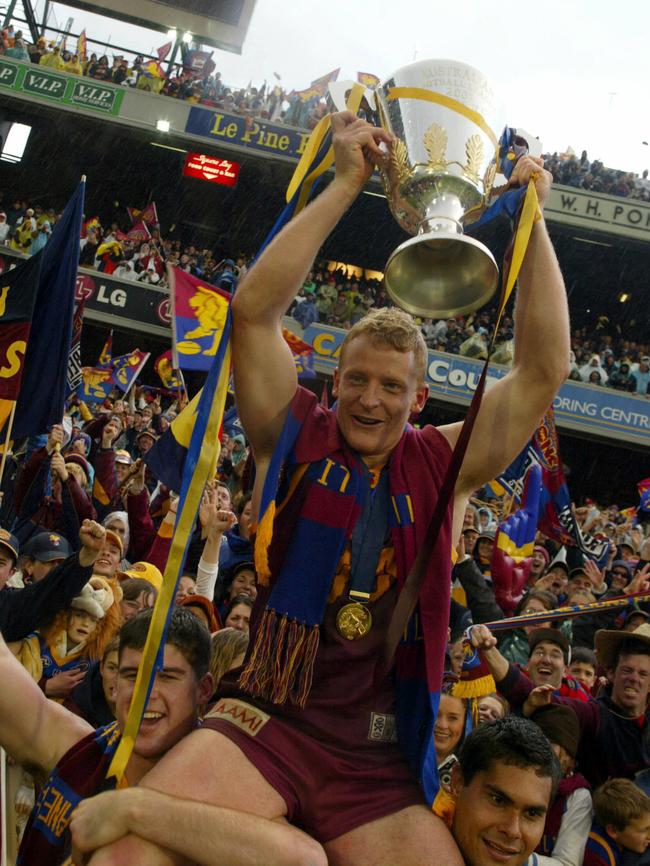 Michael Voss holding the 2002 premiership cup.