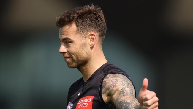 MELBOURNE, AUSTRALIA - SEPTEMBER 28: Jamie Elliott of the Magpies waves to the crowd during a Collingwood Magpies AFL training session at AIA Centre on September 28, 2023 in Melbourne, Australia. (Photo by Robert Cianflone/Getty Images)