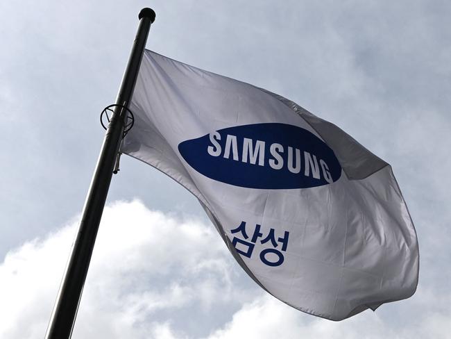 (FILES) In this file photo taken on July 7, 2021, a Samsung flag flutters at the company's Seocho building in Seoul. - South Korean tech giant Samsung Electronics defied the global supply chain challenges to forecast a near-30-percent jump in third-quarter operating profits on October 8, 2021. (Photo by Jung Yeon-je / AFP)