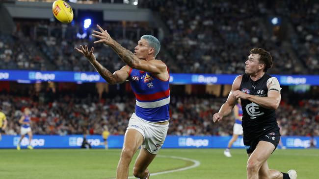 Bulldog Rory Lobb marks in front of Blake Acres of the Blues. Picture: Michael Klein