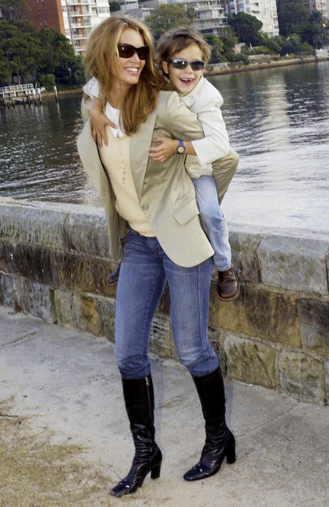 Elle relaxes with Flynn in Sydney in 2004. Picture: Patrick Riviere/Getty Images