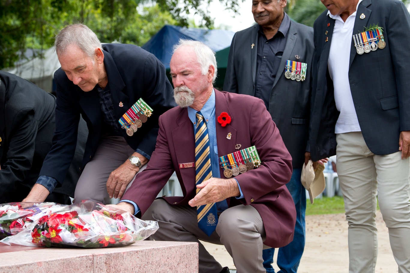 Ken Higgins lays a wreath at the Anzac Day service at Jubilee Park in Mackay 2019.