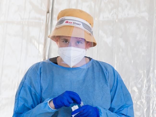 BRISBANE, AUSTRALIA - NewsWire Photos - OCTOBER 5, 2021.A health worker is seen at a drive through Covid-19 clinic in Brisbane. Picture: NCA NewsWire / Dan Peled