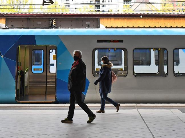 Workers disembark from a train at Melbourne's Flinders Street station on September 17, 2020. - Australia's unemployment rate on September 17 fell slightly to 6.8 percent in August, spurring hopes that the worst of a coronavirus-fuelled recession may have passed. (Photo by William WEST / AFP)