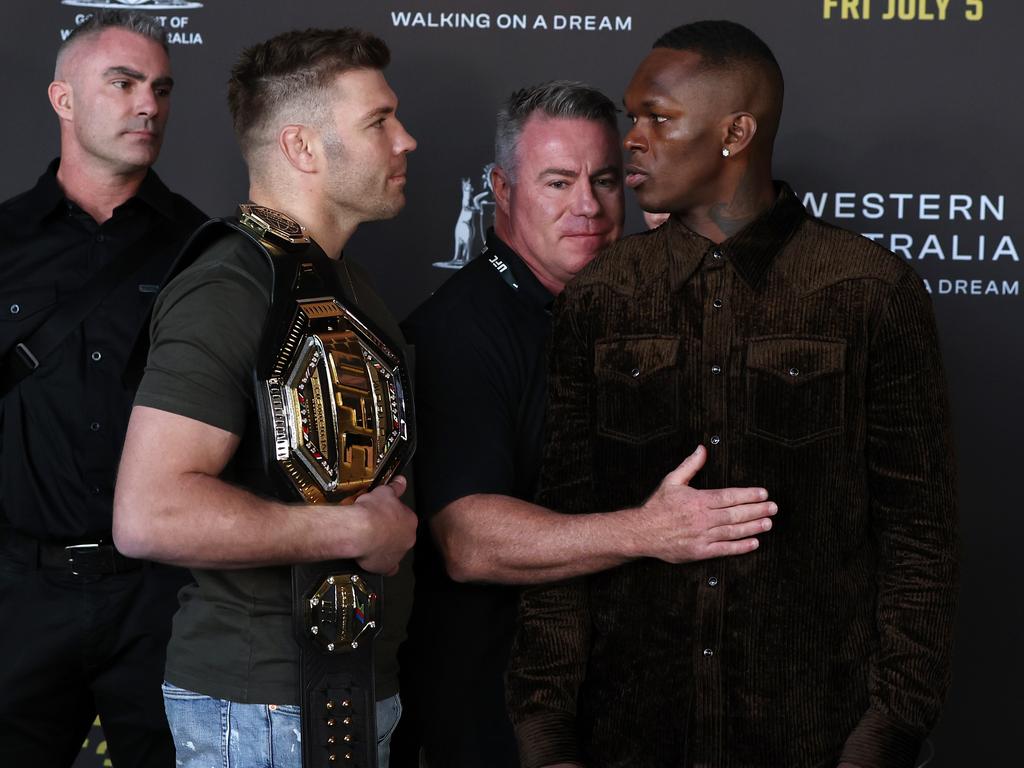 Dricus du Plessis (L) defends the middleweight title against Israel Adesanya (R) next weekend at UFC 305 in Perth. Picture: Getty Images.