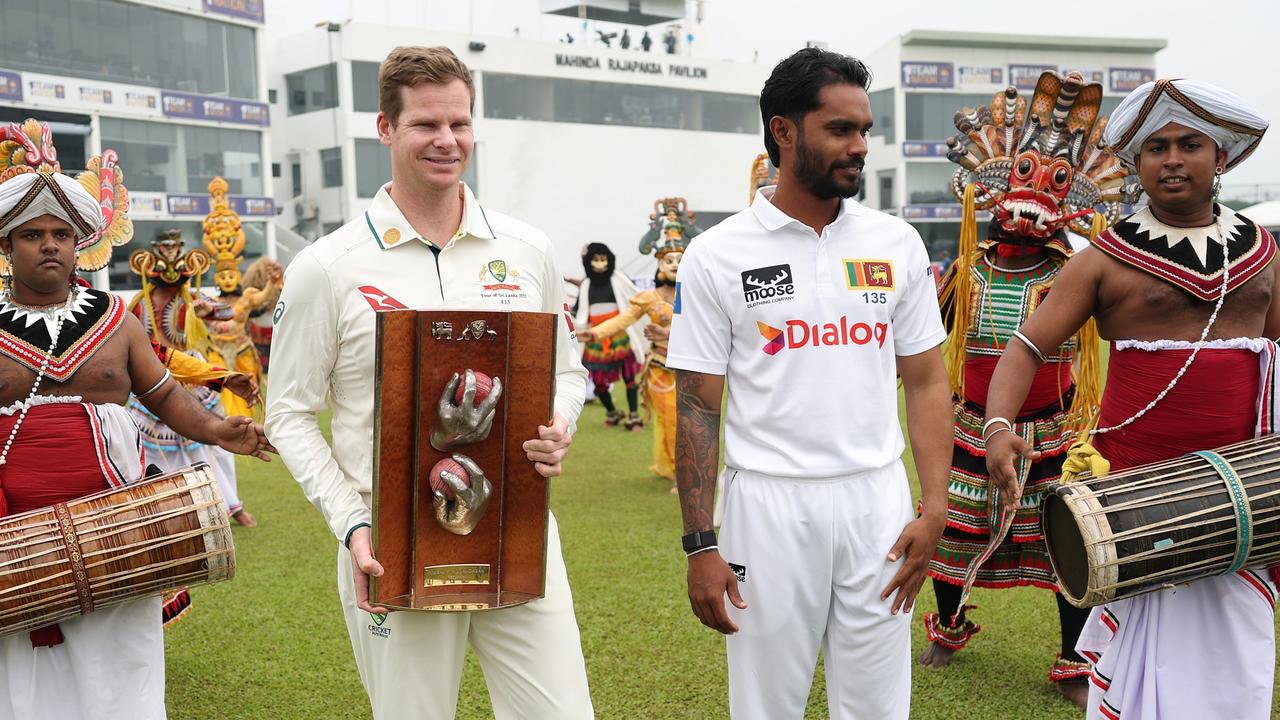 Steve Smith and Dhananjaya de Silva with the Warne-Muralitharan Trophy. (Photo by Robert Cianflone/Getty Images)