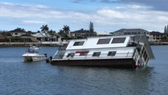 A houseboat has sunk off Paradise Pt. Photo: Supplied.