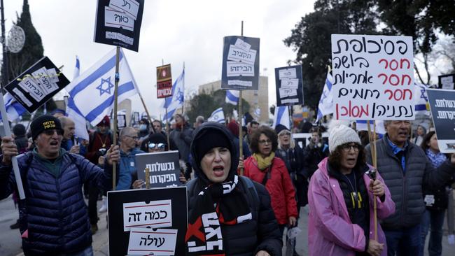 Israeli protesters rally against Prime Minister Benjamin Netanyahu and his government in-front of the Knesset. Picture: Getty Images.