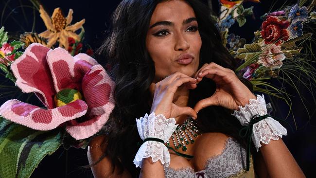 Victorias Secret Show 2016 Model Kelly Gale Runway Near Miss Daily
