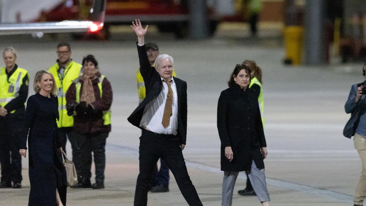 Julian Assange was met by cheers from the large crowd of supporters. Picture: NewsWire / Ben Appleton