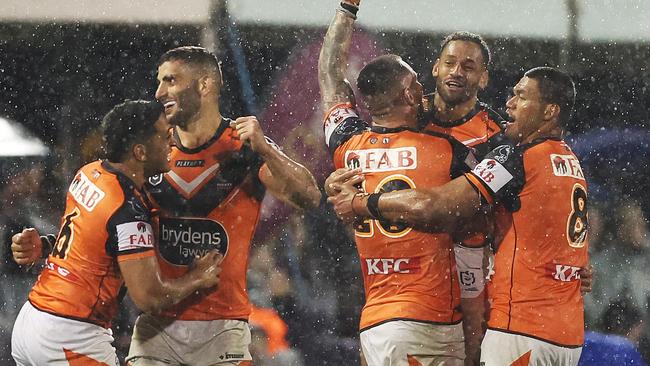 BATHURST, AUSTRALIA - APRIL 29: Wests Tigers players celebrate victory on the final whistle during the round nine NRL match between Penrith Panthers and Wests Tigers at Carrington Park on April 29, 2023 in Bathurst, Australia. (Photo by Mark Metcalfe/Getty Images)