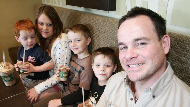 Kenton Campbell pictured in 2007 with his kids Aareton, Jessica, Vaughn and Zachary.