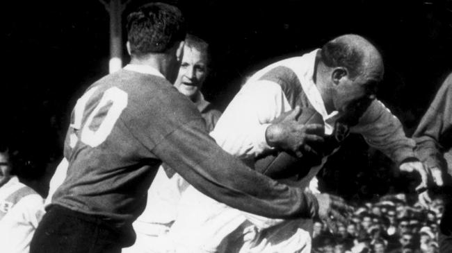 Bob McCarthy lines up Brian Clay during the 1965 grand final.