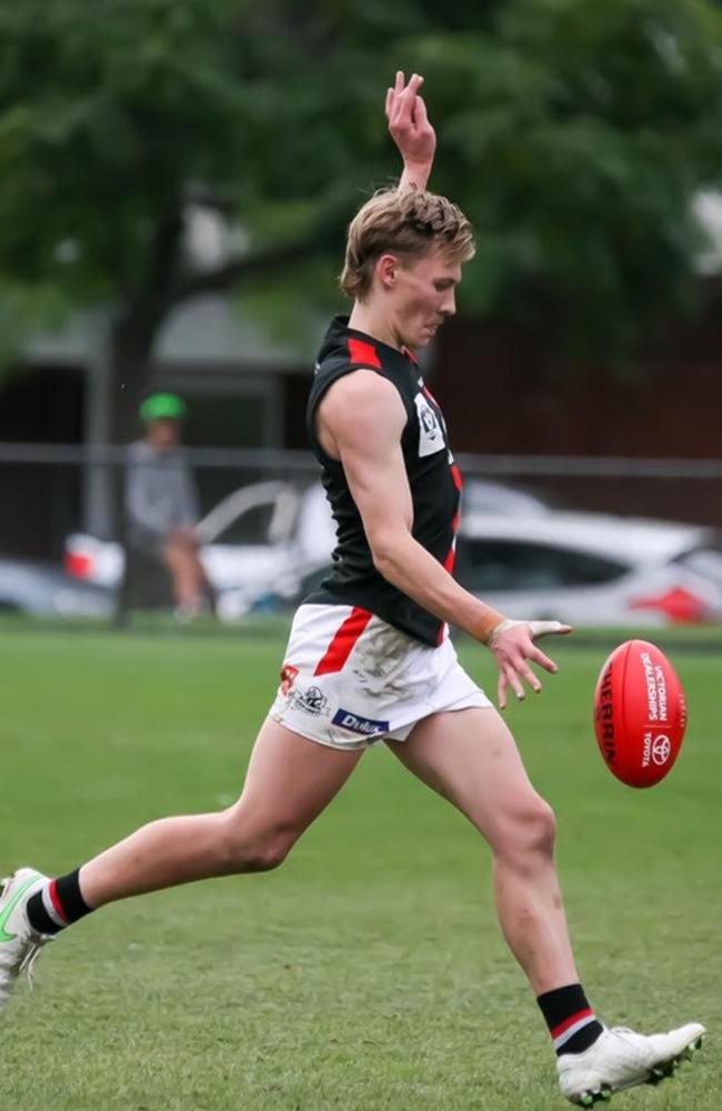 Bailey Lambert takes a shot for Frankston Dolphins. Pic: Matt Walker.