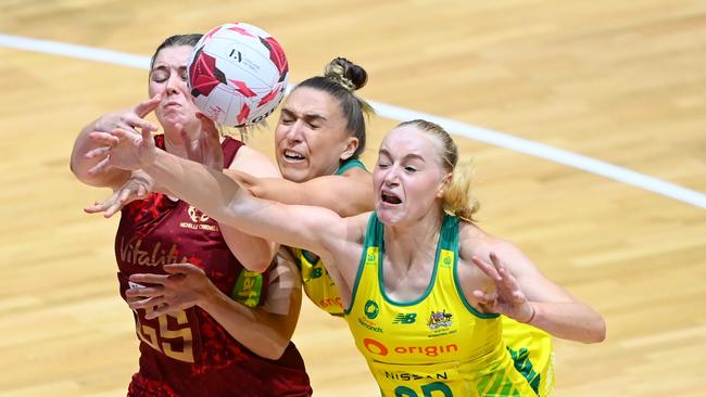 Eleanor Cardwell of Vitality Roses battles for possession with Sarah Klau and Jo Weston of Australia.