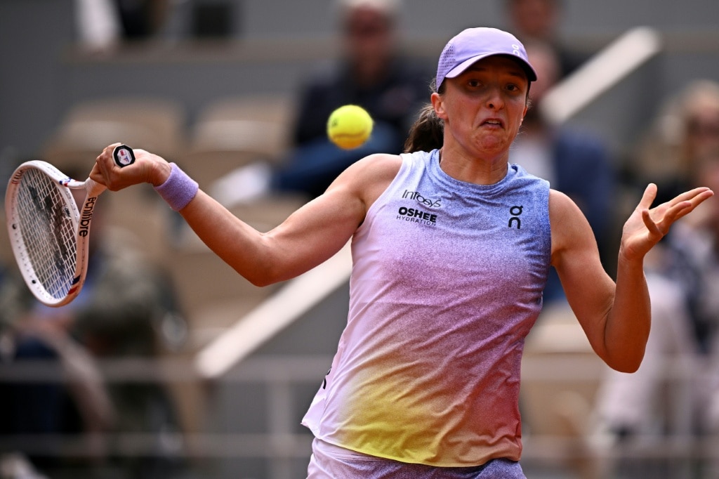 Paolini through as Swiatek, Alcaraz eye French Open third round