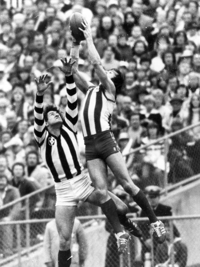 Brent Crosswell marks over Peter McCormack in the 1979 Preliminary Final.