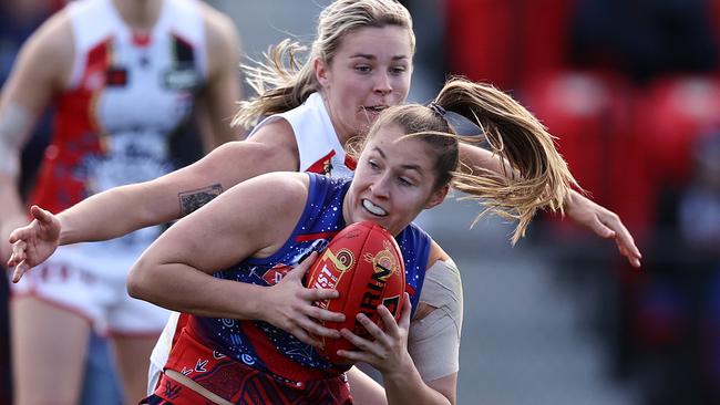 Olivia Purcell tries to avoid Olivia Vesely during the third quarter. Picture: Michael Klein