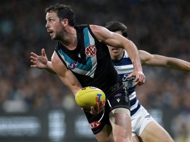 ADELAIDE, AUSTRALIA - SEPTEMBER 05: Travis Boak of the Power handballs during the AFL Second Qualifying Final match between Port Adelaide Power and Geelong Cats at Adelaide Oval, on September 05, 2024, in Adelaide, Australia. (Photo by Mark Brake/Getty Images)