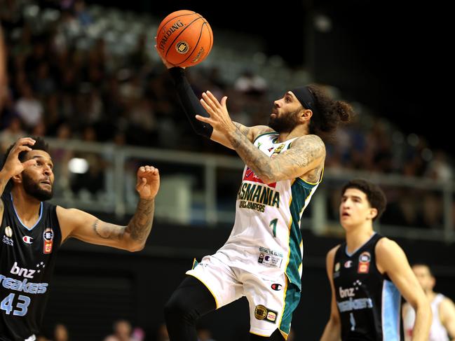 AUCKLAND, NEW ZEALAND - DECEMBER 12: Jordon Crawford of the Jackjumpers shoots during the round 12 NBL match between New Zealand Breakers and Tasmania Jackjumpers at Eventfinda Stadium, on December 12, 2024, in Auckland, New Zealand. (Photo by Phil Walter/Getty Images)