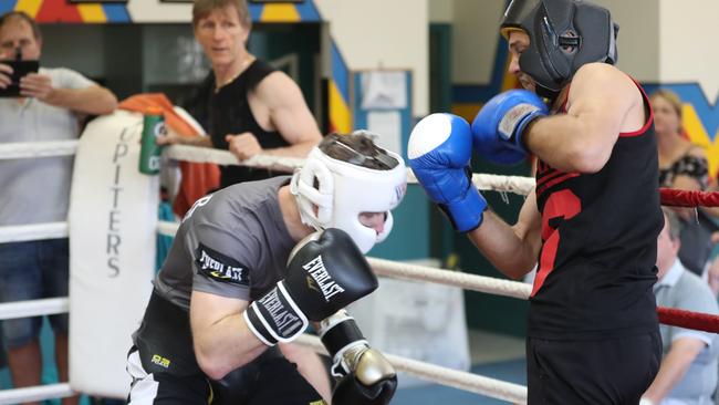 Trainer Glenn Rushton looks on as Jeff Horn (left) spars with brother Ben in Brisbane on Thursday. Pic Annette Dew