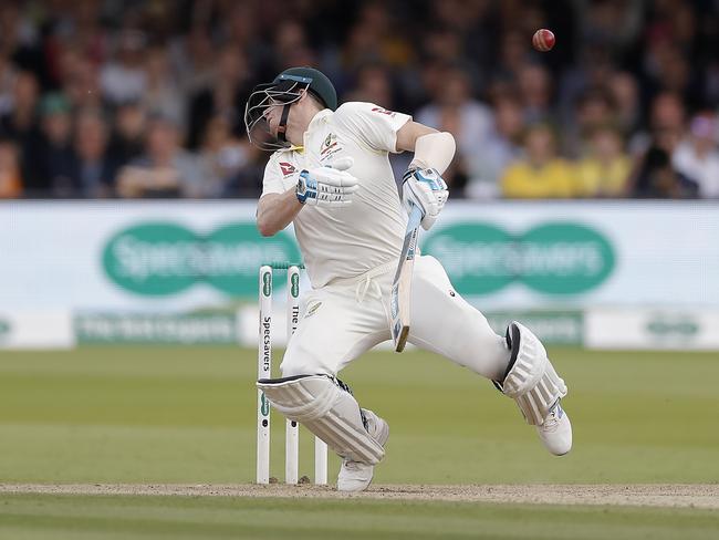 LONDON, ENGLAND - AUGUST 17: Steve Smith of Australia is struck by a delivery from Jofra Archer of England during day four of the 2nd Specsavers Ashes Test between England and Australia at Lord's Cricket Ground on August 17, 2019 in London, England. (Photo by Ryan Pierse/Getty Images)