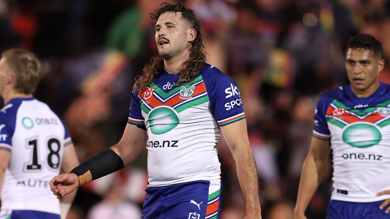 PENRITH, AUSTRALIA - SEPTEMBER 09: Josh Curran (C) of the Warriors reacts after losing the NRL Qualifying Final match between Penrith Panthers and New Zealand Warriors at BlueBet Stadium on September 09, 2023 in Penrith, Australia. (Photo by Matt King/Getty Images)