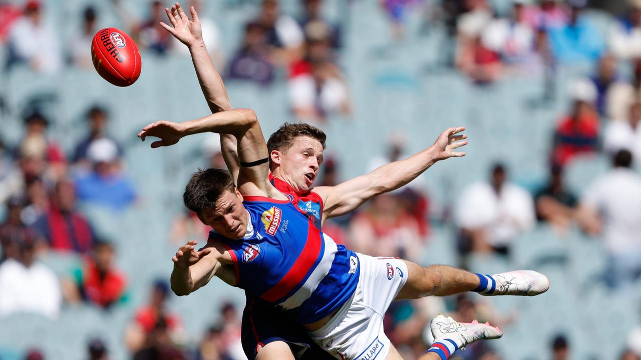 Laitham Vandermeer flies ahead of Jack Billings. Picture: Dylan Burns/AFL Photos via Getty Images