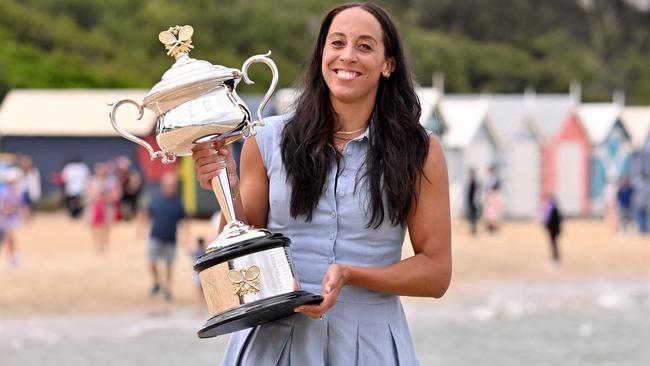 USA's Madison Keys poses with the 2025 Australian Open winner's trophy on the Brighton Beach in Melbourne on January 26, 2025, following her victory over Belarus' Aryna Sabalenka in the women's singles final of the tennis tournament. (Photo by WILLIAM WEST / AFP) / -- IMAGE RESTRICTED TO EDITORIAL USE - STRICTLY NO COMMERCIAL USE --