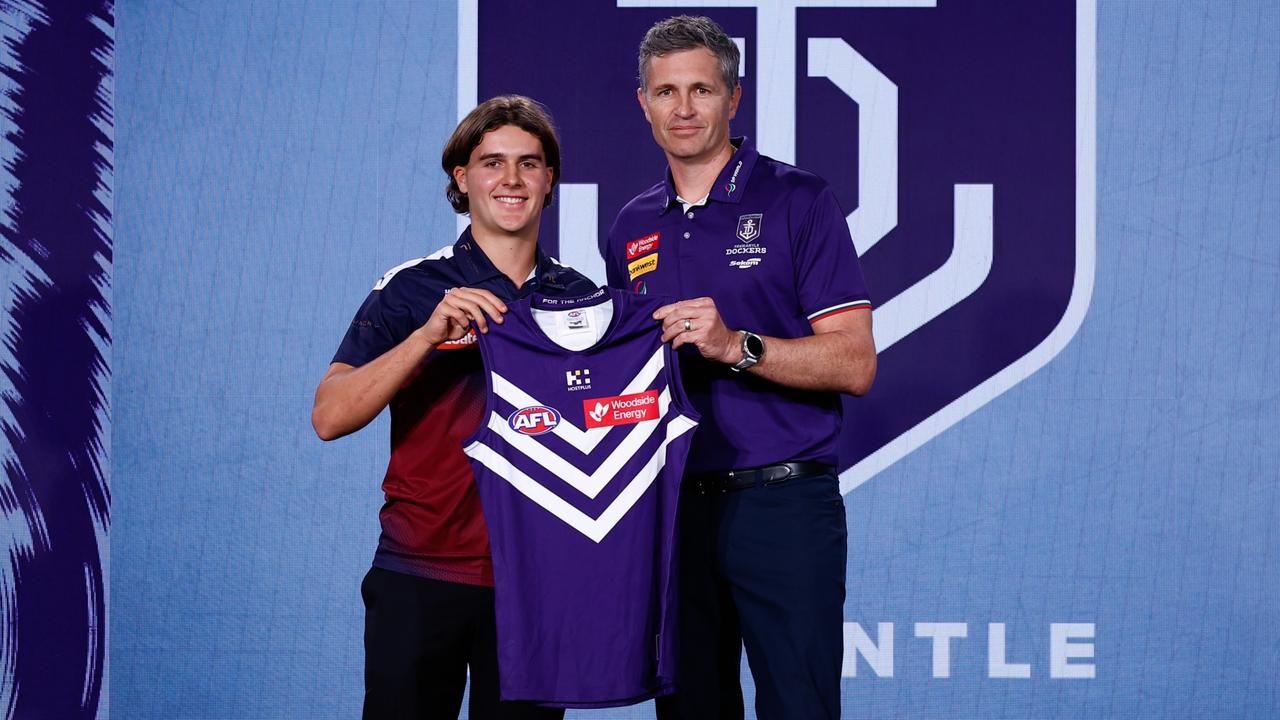 Reid presented his jumped by Dockers coach Justin Longmuir. (Photo by Michael Willson/AFL Photos via Getty Images)