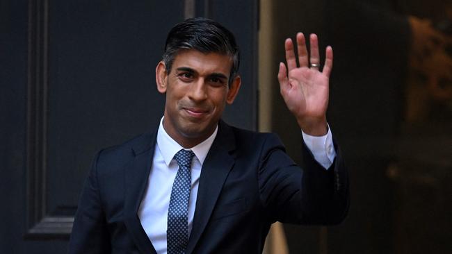 New Conservative Party leader and incoming prime minister Rishi Sunak waves as he leaves Conservative Party Headquarters in central London. (Photo by JUSTIN TALLIS / AFP)